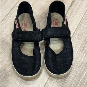 Cienta Black Sneakers with Comfortable Slip-On Design - play condition